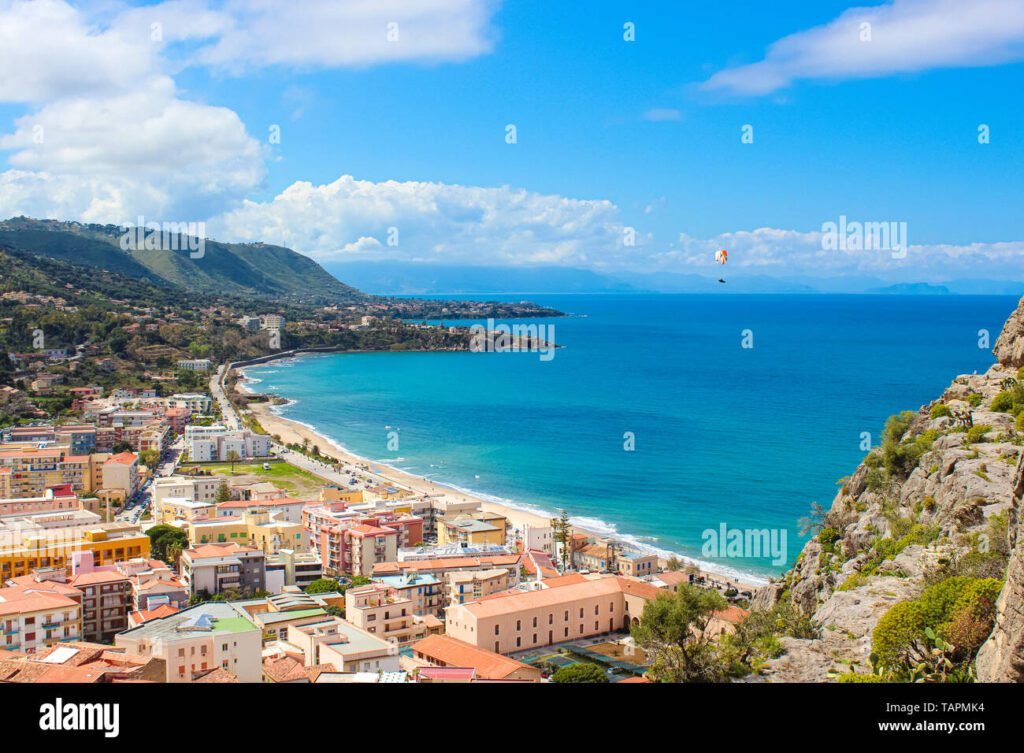 Ita Airways: Quali sono i voli disponibili per la Sicilia 1 volo sopra un paesaggio siciliano